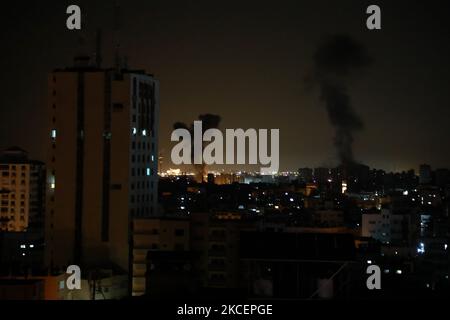 Nach einem israelischen Luftangriff auf Gaza-Stadt im Gazastreifen Anfang des 17. Mai 2021 wabert Rauch über den Gebäuden. (Foto von Majdi Fathi/NurPhoto) Stockfoto