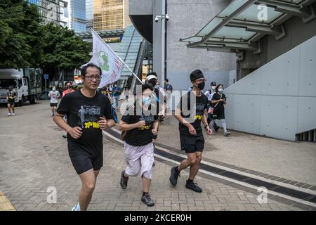 Mitglieder der Hong Kong Alliance bereiten sich auf einen Marathon in Hong Kong vor, Sonntag, 16. Mai 2021. Die Hong Kong Alliance veranstaltet ihren jährlichen Marathon vom Victoria Park zum Verbindungsbüro, die Hong Kong Alliance zur Unterstützung der patriotischen demokratischen Bewegungen Chinas hat jeden 4. Juni eine Kerzenlichtmahnwache im Victoria Park organisiert. Eine Erinnerung an die Niederschlagung der studentischen Protestbewegung in Peking im Jahr 1989, aber die Regierung Verbot die Vigil zum ersten Mal im vergangenen Jahr unter Berufung auf Covid-19-Einschränkungen. (Foto von Vernon Yuen/NurPhoto) Stockfoto