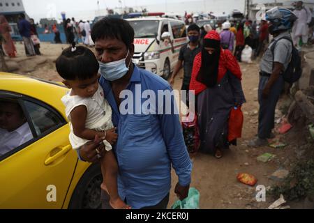 Auf der Fähre versammeln sich Massen von Migranten, die nach dem muslimischen Fest Eid-ul-Fitr am Fährhafen Shimulia in der Nähe von Dhaka, Bangladesch, am 16. Mai 2021 von zu Hause zurückkehren. Eine große Anzahl von Menschen, die im südlichen Teil von Bangladesch leben, reisen mit der Fähre, ohne die COVID-Gesundheitssicherheit in diesem Jahr aufrechtzuerhalten. (Foto von Syed Mahamudur Rahman/NurPhoto) Stockfoto