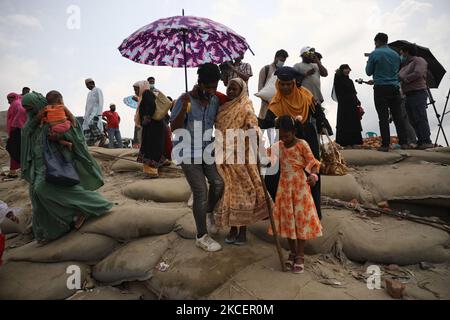 Auf der Fähre versammeln sich Massen von Migranten, die nach dem muslimischen Fest Eid-ul-Fitr am Fährhafen Shimulia in der Nähe von Dhaka, Bangladesch, am 16. Mai 2021 von zu Hause zurückkehren. Eine große Anzahl von Menschen, die im südlichen Teil von Bangladesch leben, reisen mit der Fähre, ohne die COVID-Gesundheitssicherheit in diesem Jahr aufrechtzuerhalten. (Foto von Syed Mahamudur Rahman/NurPhoto) Stockfoto