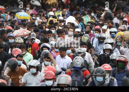 Auf der Fähre versammeln sich Massen von Migranten, die nach dem muslimischen Fest Eid-ul-Fitr am Fährhafen Shimulia in der Nähe von Dhaka, Bangladesch, am 16. Mai 2021 von zu Hause zurückkehren. Eine große Anzahl von Menschen, die im südlichen Teil von Bangladesch leben, reisen mit der Fähre, ohne die COVID-Gesundheitssicherheit in diesem Jahr aufrechtzuerhalten. (Foto von Syed Mahamudur Rahman/NurPhoto) Stockfoto