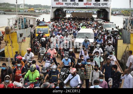 Auf der Fähre versammeln sich Massen von Migranten, die nach dem muslimischen Fest Eid-ul-Fitr am Fährhafen Shimulia in der Nähe von Dhaka, Bangladesch, am 16. Mai 2021 von zu Hause zurückkehren. Eine große Anzahl von Menschen, die im südlichen Teil von Bangladesch leben, reisen mit der Fähre, ohne die COVID-Gesundheitssicherheit in diesem Jahr aufrechtzuerhalten. (Foto von Syed Mahamudur Rahman/NurPhoto) Stockfoto