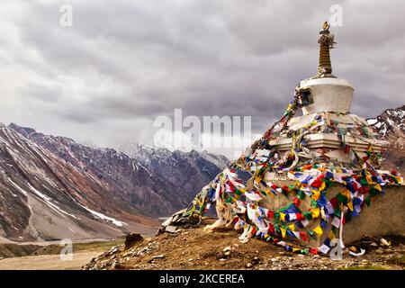 Buddhistische Stupa am Panzila-Pass (Panjila-Pass) im Suru-Tal in Zanskar, Ladakh, Jammu und Kaschmir, Indien. Der Panzilla Pass ist der höchste Punkt zwischen Kargil und Padam. Der Panzilla-Pass trennt das Suru-Tal vom Zanskar-Tal und ist als Tor zu Zanskar bekannt. Der Panzila Pass liegt auf einer Höhe von 4.400 m (14.436 ft) über dem Meeresspiegel und verbindet die Region Suru Valley mit der Region Zanskar Valley. (Foto von Creative Touch Imaging Ltd./NurPhoto) Stockfoto