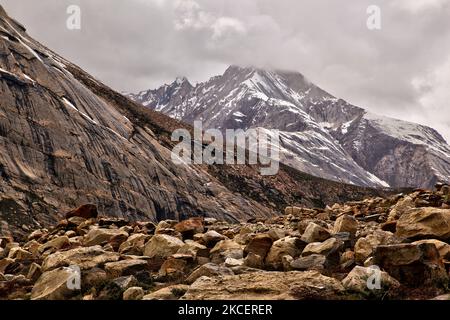 Prächtig geformte Gipfel des Himalaya in der Nähe des Panzila-Passes (Panjila-Pass) im Suru-Tal in Zanskar, Ladakh, Jammu und Kaschmir, Indien. Der Panzilla Pass ist der höchste Punkt zwischen Kargil und Padam. Der Panzilla-Pass trennt das Suru-Tal vom Zanskar-Tal. (Foto von Creative Touch Imaging Ltd./NurPhoto) Stockfoto