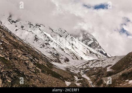 Prächtig geformte Gipfel des Himalaya entlang des Panzila-Passes (Panjila-Pass) im Suru-Tal in Zanskar, Ladakh, Jammu und Kaschmir, Indien. Der Panzilla Pass ist der höchste Punkt zwischen Kargil und Padam. Der Panzilla-Pass trennt das Suru-Tal vom Zanskar-Tal. (Foto von Creative Touch Imaging Ltd./NurPhoto) Stockfoto