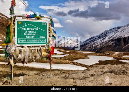 Schild an der Spitze des Panzila-Passes (Panjila-Pass) im Suru-Tal in Zanskar, Ladakh, Jammu und Kaschmir, Indien. Der Panzilla Pass ist der höchste Punkt zwischen Kargil und Padam. Der Panzilla-Pass trennt das Suru-Tal vom Zanskar-Tal und ist als Tor zu Zanskar bekannt. Der Panzila Pass liegt auf einer Höhe von 4.400 m (14.436 ft) über dem Meeresspiegel und verbindet die Region Suru Valley mit der Region Zanskar Valley. (Foto von Creative Touch Imaging Ltd./NurPhoto) Stockfoto