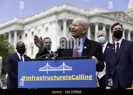 Peter DeFazio (D-OR), Vorsitzender des Ausschusses für Transport und Infrastruktur des Hauses, spricht während einer Pressekonferenz über Infrastruktur mit der Sprecherin des Hauses Nancy Pelosi auf dem Capitol Hill in Washington, DC, 12. Mai 2021. (Foto von Aurora Samperio/NurPhoto) Stockfoto