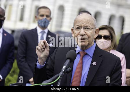 Peter DeFazio (D-OR), Vorsitzender des Ausschusses für Transport und Infrastruktur des Hauses, spricht während einer Pressekonferenz über Infrastruktur mit der Sprecherin des Hauses Nancy Pelosi auf dem Capitol Hill in Washington, DC, 12. Mai 2021. (Foto von Aurora Samperio/NurPhoto) Stockfoto