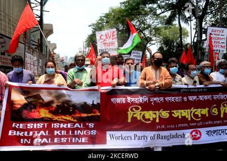 Aktivisten der Workers Party von Bangladesch veranstalten am 17. Mai 2021 in Dhaka, Bangladesch, eine Protestkundgebung gegen die Tötung von Palästinensern bei israelischen Luftangriffen auf Gaza (Foto: Mamunur Rashid/NurPhoto) Stockfoto