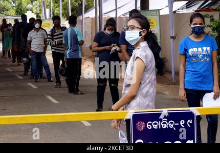 Am 17. Mai 2021 warten Menschen in der Schlange auf die Verabreichung des Covid-19-Impfstoffs in einer lokalen Apotheke in der Hauptstadt Bhubaneswar des odindischen Staates Odisha. (Foto von STR/NurPhoto) Stockfoto