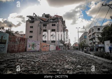 Nach einem israelischen Luftangriff auf die oberen Stockwerke eines Geschäftsgebäudes in der Nähe des Gesundheitsministeriums in Gaza-Stadt versammeln sich am Montag, dem 17. Mai 2021, Menschen, um die Trümmer des zerstörten Geschäftsgebäudes und der medizinischen Klinik in Gaza zu inspizieren (Foto: Momen Faiz/NurPhoto) Stockfoto