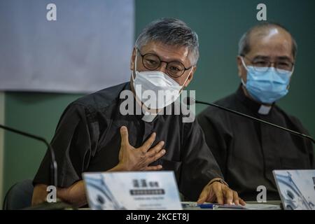 Der neue Vatikan, der zum Bischof von Hongkong ernannt wurde, spricht am Dienstag, den 18. Mai 2021, während einer Pressekonferenz in Hongkong. Der 62-Jährige ist der jüngste Priester, der zum Bischof von Hongkong ernannt wurde seit dem Beginn der Ernennung chinesischer Bischöfe in der Stadt sind die Katholiken Hongkongs seit mehr als zwei Jahren ohne einen ständigen Führer. (Foto von Vernon Yuen/NurPhoto) Stockfoto