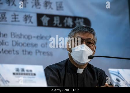 Der neue Vatikan, der zum Bischof von Hongkong ernannt wurde, spricht am Dienstag, den 18. Mai 2021, während einer Pressekonferenz in Hongkong. Der 62-Jährige ist der jüngste Priester, der zum Bischof von Hongkong ernannt wurde seit dem Beginn der Ernennung chinesischer Bischöfe in der Stadt sind die Katholiken Hongkongs seit mehr als zwei Jahren ohne einen ständigen Führer. (Foto von Vernon Yuen/NurPhoto) Stockfoto