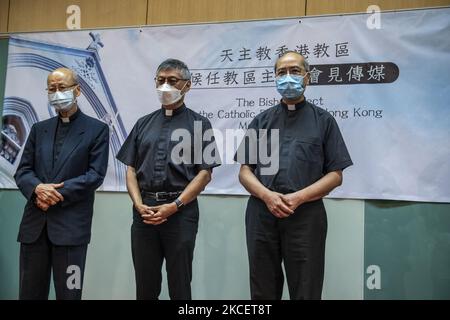 Von links nach rechts posieren Kardinal John Tong Hon, neuer Vatikan-Beauftragter als Hongkongs Bischof Stephen Chow, Bischof Joseph ha Cho-shing, nach einer Pressekonferenz in Hongkong am Dienstag, den 18. Mai 2021, für ein Foto. Der 62-Jährige ist der jüngste Priester, der zum Bischof von Hongkong ernannt wurde seit dem Beginn der Ernennung chinesischer Bischöfe in der Stadt sind die Katholiken Hongkongs seit mehr als zwei Jahren ohne einen ständigen Führer. (Foto von Vernon Yuen/NurPhoto) Stockfoto