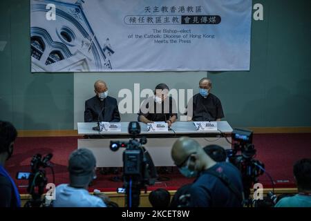 Von links nach rechts, Kardinal John Tong Hon, zum neuen Vatikan ernannter Bischof von Hongkong Stephen Chow, Bischof Joseph ha Cho-shing, während einer Pressekonferenz am Dienstag, den 18. Mai 2021 in Hongkong. Der 62-Jährige ist der jüngste Priester, der zum Bischof von Hongkong ernannt wurde seit dem Beginn der Ernennung chinesischer Bischöfe in der Stadt sind die Katholiken Hongkongs seit mehr als zwei Jahren ohne einen ständigen Führer. (Foto von Vernon Yuen/NurPhoto) Stockfoto