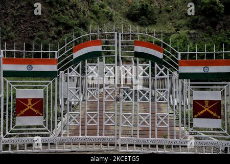 Gesperrte Aman Setu-Brücke am Kaman-Posten auf Loc im URI-Sektor des Distrikts Baramulla, Jammu und Kashmir, Indien am 18. Mai 2021. Indiaâ € „Pakistan Beziehungen beziehen sich auf die bilateralen Beziehungen zwischen Indien und Pakistan. Die Beziehungen zwischen den beiden Ländern waren aufgrund einer Reihe historischer und politischer Ereignisse komplex und weitgehend feindselig. Die Beziehungen zwischen den beiden Staaten wurden durch die gewaltsame Teilung Britisch-Indiens im Jahr 1947, die den Kaschmir-Konflikt ausführte, und die zahlreichen militärischen Konflikte zwischen den beiden Nationen definiert. Folglich wurde ihre Beziehung von h geplagt Stockfoto