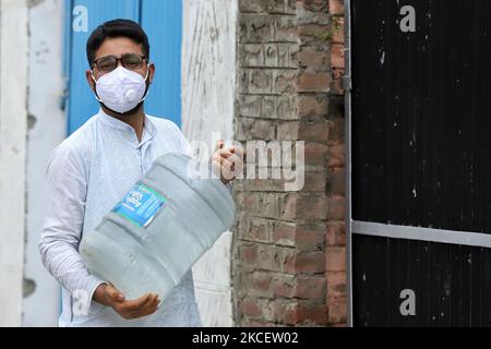 Ein Mann mit Gesichtsmaske trägt am 18. Mai 2021 eine Wasserflasche inmitten der COVID-19 Corona Curfew in Sopore, Distrikt Baramulla, Jammu und Kaschmir, Indien. (Foto von Nasir Kachroo/NurPhoto) Stockfoto