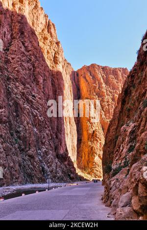 Todra-Schlucht im Hohen Atlas in der Nähe der Stadt Tinerhir in Marokko, Afrika. Die Todgha-Schluchten (Todra-Schluchten) sind eine Reihe von Kalkstein-Flussschluchten, oder wadi, im östlichen Teil des Hohen Atlas in Marokko. Sowohl der Todgha als auch der benachbarte Dades-Flüsse sind für die Ausgravur dieser tiefen, felsigen Schluchten verantwortlich. (Foto von Creative Touch Imaging Ltd./NurPhoto) Stockfoto