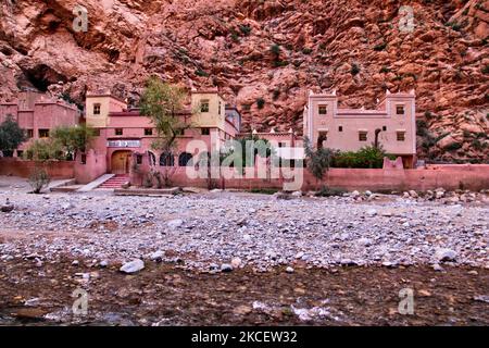 Gebäude in der Todra-Schlucht im Hohen Atlas in der Nähe der Stadt Tinerhir in Marokko, Afrika. Die Todgha-Schluchten (Todra-Schluchten) sind eine Reihe von Kalkstein-Flussschluchten, oder wadi, im östlichen Teil des Hohen Atlas in Marokko. Sowohl der Todgha als auch der benachbarte Dades-Flüsse sind für die Ausgravur dieser tiefen, felsigen Schluchten verantwortlich. (Foto von Creative Touch Imaging Ltd./NurPhoto) Stockfoto