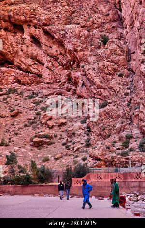 Todra-Schlucht im Hohen Atlas in der Nähe der Stadt Tinerhir in Marokko, Afrika. Die Todgha-Schluchten (Todra-Schluchten) sind eine Reihe von Kalkstein-Flussschluchten, oder wadi, im östlichen Teil des Hohen Atlas in Marokko. Sowohl der Todgha als auch der benachbarte Dades-Flüsse sind für die Ausgravur dieser tiefen, felsigen Schluchten verantwortlich. (Foto von Creative Touch Imaging Ltd./NurPhoto) Stockfoto