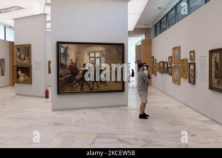 Wegen des freien Eintritts zum Internationalen Tag der Museen in Athen, Griechenland, am 18. Mai 2021, besuchten die Menschen die Nationalgalerie. (Foto von Nikolas Kokovlis/NurPhoto) Stockfoto