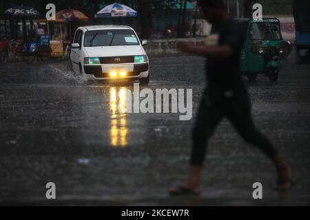 Die Menschen bewegen sich am 18. Mai 2021 bei Niederschlägen in Dhaka, Bangladesch. (Foto von Syed Mahamudur Rahman/NurPhoto) Stockfoto