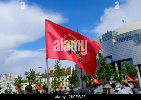 Die Flagge von Eelam Tamoul wird während einer Kundgebung zum Gedenken an den Völkermord an den Tamilen am 18. Mai 2021 in Paris, Frankreich, gesehen. Die tamilische Diaspora erinnert sich an die Gewalt, die in Sri Lanka jedes Jahr im Mai 18 erlitten wurde. Tamilische Aktivisten versammelten sich am Place de la Bastille, um die Anerkennung des tamilischen Völkermordes zu fordern und die Wahrheit über die Hunderttausende von Tamilen zu fordern, die in den letzten Jahren verschwunden sind. (Foto von Vincent Koebel/NurPhoto) Stockfoto