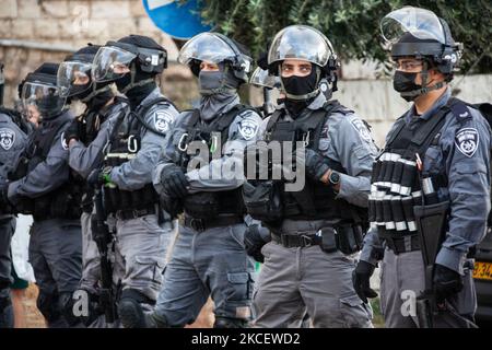 Israelische Sicherheitskräfte kontrollieren die palästinensischen Bürger Israels Demonstration in Haifa, Israel, am 18. Mai 2021, um einen landesweiten Generalstreik zu markieren, der von der arabischen Führung des Landes aufgerufen wurde und um die Solidarität mit den Palästinensern im Gazastreifen auszudrücken, bei dem nach Angaben des Gesundheitsministeriums von Gaza mindestens 212 Menschen, Darunter 61 Kinder, wurden durch israelische Militärschläge getötet. (Foto von Mati Milstein/NurPhoto) (Foto von Mati Milstein/NurPhoto) Stockfoto