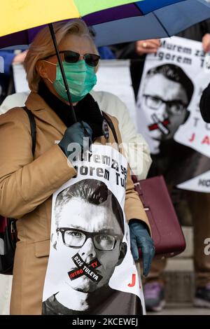 Mitglieder des Verteidigungskomitees der Demokratie protestieren am 18. Mai 2021 vor dem Verwaltungsgericht in Krakau, Polen, um sie zu unterstützen. Eine Gruppe von Richtern wurde von ihren öffentlichen Ämtern suspendiert - was die Organisation als rechtswidrig anerkennt. Die Organisation sagt, dass die populistische Regierungspartei Recht und Gerechtigkeit (PiS) die Unabhängigkeit der Richter untergräbt und Richter aus politischen Gründen mit Disziplinarmaßnahmen bedroht. (Foto von Dominika Zarzycka/NurPhoto) Stockfoto