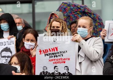 Mitglieder des Verteidigungskomitees der Demokratie protestieren am 18. Mai 2021 vor dem Verwaltungsgericht in Krakau, Polen, um sie zu unterstützen. Eine Gruppe von Richtern wurde von ihren öffentlichen Ämtern suspendiert - was die Organisation als rechtswidrig anerkennt. Die Organisation sagt, dass die populistische Regierungspartei Recht und Gerechtigkeit (PiS) die Unabhängigkeit der Richter untergräbt und Richter aus politischen Gründen mit Disziplinarmaßnahmen bedroht. (Foto von Dominika Zarzycka/NurPhoto) Stockfoto