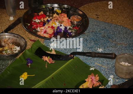 Gebetsgegenstände, die während besonderer Gebete für das 108 abhishekam pooja gesehen werden, das Lord Vinayagar (Lord Ganesh) am Arasadi Vinayagar Tempel (Arasadi Sithi Vinayagar Kovil) in Jaffna, Sri Lanka ehrt. (Foto von Creative Touch Imaging Ltd./NurPhoto) Stockfoto