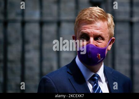 Oliver Dowden, Staatssekretär für Digital, Kultur, Medien und Sport, Abgeordneter der Konservativen Partei für Hertsmere, trägt eine Gesichtsmaske, die die Rugby-League-Weltmeisterschaft 2021 fördert, als er am 10 19. Mai 2021 die Downing Street in London, England, verlässt. Der Wettbewerb findet vom 23. Oktober bis 27. November dieses Jahres in England statt. (Foto von David Cliff/NurPhoto) Stockfoto