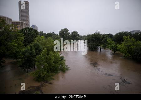 Buffalo Bayou Park überflutet am frühen Mittwoch, 19.. Mai, in Houston, Texas. Ein großer Hundepark und ein Netzwerk von Laufstrecken und Gehwegen werden mit dem Anstieg des Wasserspiegels völlig untergetaucht. (Foto von Reginald Mathalone/NurPhoto) Stockfoto