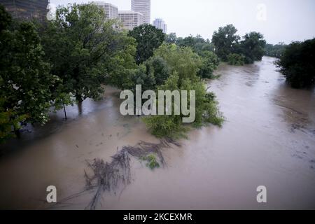 Buffalo Bayou Park überflutet am frühen Mittwoch, 19.. Mai, in Houston, Texas. Ein großer Hundepark und ein Netzwerk von Laufstrecken und Gehwegen werden mit dem Anstieg des Wasserspiegels völlig untergetaucht. (Foto von Reginald Mathalone/NurPhoto) Stockfoto