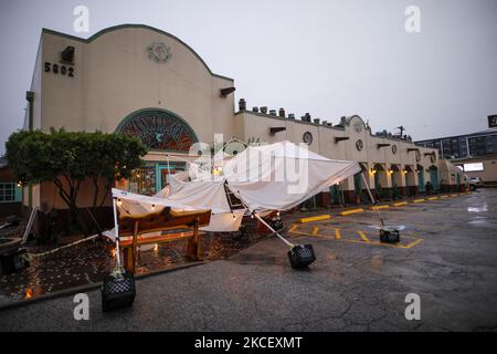 Windschäden sind in der Umgebung von Houston durch das Unwetter zu beobachten, das während der Nacht auftrat. Im Bild: El Tiempo auf der Washington Avenue am 19.. Mai 2021. (Foto von Reginald Mathalone/NurPhoto) Stockfoto