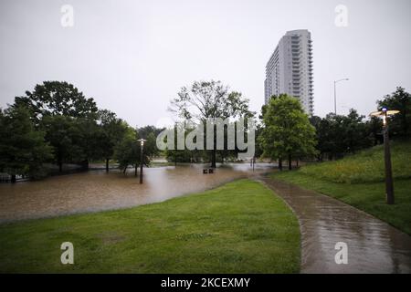 Buffalo Bayou Park überflutet am frühen Mittwoch, 19.. Mai, in Houston, Texas. Ein großer Hundepark und ein Netzwerk von Laufstrecken und Gehwegen werden mit dem Anstieg des Wasserspiegels völlig untergetaucht. (Foto von Reginald Mathalone/NurPhoto) Stockfoto