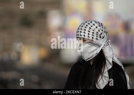 Ein maskierter palästinensischer Protestler bei Zusammenstößen in der Nähe der jüdischen Siedlung Beit El in der Nähe von Ramallah im besetzten Westjordanland am 18. Mai 2021. (Foto von Ahmad Talat/NurPhoto) Stockfoto