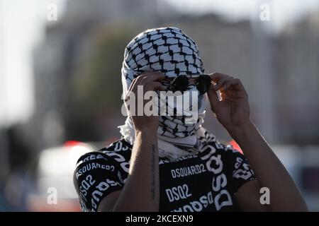 Ein maskierter palästinensischer Protestler bei Zusammenstößen in der Nähe der jüdischen Siedlung Beit El in der Nähe von Ramallah im besetzten Westjordanland am 18. Mai 2021. (Foto von Ahmad Talat/NurPhoto) Stockfoto