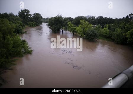 Buffalo Bayou Park überflutet am frühen Mittwoch, 19.. Mai, in Houston, Texas. Ein großer Hundepark und ein Netzwerk von Laufstrecken und Gehwegen werden mit dem Anstieg des Wasserspiegels völlig untergetaucht. (Foto von Reginald Mathalone/NurPhoto) Stockfoto