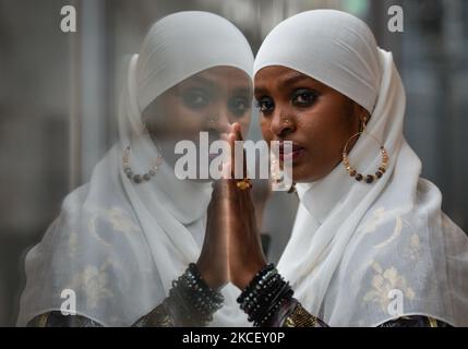 Ifrah Ahmed, eine somalisch-irische Sozialaktivistin, posiert für Bilder im EPIC des Irish Emigration Museum im Stadtzentrum von Dublin. Geboren in einem Flüchtlingslager im vom Krieg zerrissenen Somalia, wurde Ifrah als Teenager nach Irland verschleppt. Als sie ihre traumatischen Kindheitserfahrungen mit weiblicher Genitalverstümmelung (FGM/C) bei der Beantragung des Flüchtlingsstatus erzählte, war sie erneut traumatisiert und beschloss, ihr Leben der Ausrottung der Praxis zu widmen. Ifrah entwickelte sich zu einer der weltweit führenden internationalen Aktivistinnen gegen geschlechtsspezifische Gewalt, nachdem sie ihre Kampagne bis zum Präsidenten O geführt hatte Stockfoto