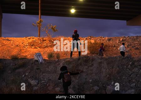 In Ciudad Juarez Mexiko kommen am 19,2021. Mai Migranten aus Mexiko entlang des Rio Bravo in die USA.nach inoffiziellen Schätzungen sind seit Februar 2021 rund 200.000 Migranten entlang der Südgrenze in die USA eingefahren. (Foto von John Lamparski/NurPhoto) Stockfoto