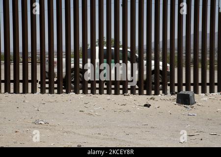 US-Grenzschutzfahrzeug wird am 19,2021. Mai in Ciudad Juarez, Mexiko, durch die US-Grenzmauer gesehen.nach inoffiziellen Schätzungen sind seit Februar 2021 rund 200.000 Migranten entlang der Südgrenze in die USA eingefahren. (Foto von John Lamparski/NurPhoto) Stockfoto