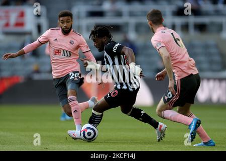 Allan Saint-Maximin von Newcastle United im Einsatz mit Chris Basham von Sheffield United und Jayden Bogle während des Premier League-Spiels zwischen Newcastle United und Sheffield United am Mittwoch, den 19.. Mai 2021 im St. James's Park, Newcastle. (Foto von Mark Fletcher/MI News/NurPhoto) Stockfoto