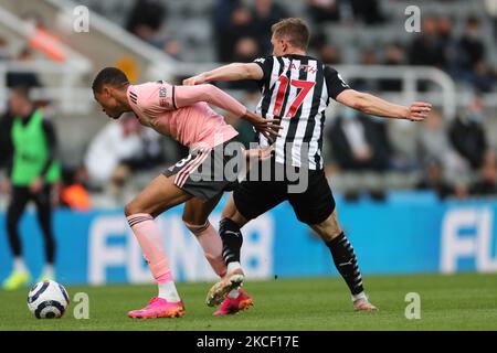 Emil Krafth von Newcastle United im Einsatz mit dem Sheffield United-Amerikaner Daniel Jebbison während des Premier League-Spiels zwischen Newcastle United und Sheffield United am Mittwoch, den 19.. Mai 2021 im St. James's Park, Newcastle. (Foto von Mark Fletcher/MI News/NurPhoto) Stockfoto