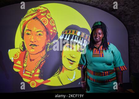 Salome Mbugua, kenianische Aktivistin und Menschenrechtsverteidigerin, Gründerin von AkiDwA, hat am Mittwoch, den 19. Mai, im IRISH Emigration Museum in Dublin gesehen, als sie an Herstorys neuem Parallel Peace Project teilnimmt, das am Welttag der kulturellen Vielfalt für Dialog und Entwicklung gestartet wurde. Syrische, somalische, kenianische und libysche Aktivisten nahmen an einem Projekt in Dublin Teil, das die Geschichte von Frauen und Mädchen auf der irischen Insel erzählt, deren Leben von Kriegen und sozialen Konflikten heimgesucht wurde. Am Donnerstag, den 20. Mai 2021, in Dublin, Irland. (Foto von Artur Widak/NurPhoto) Stockfoto