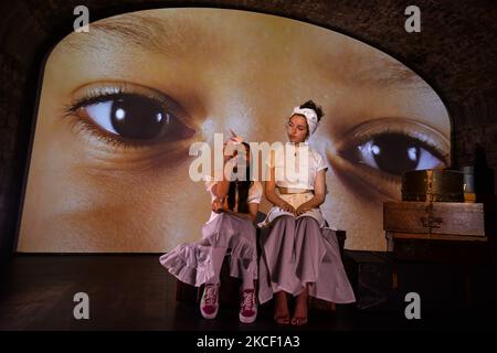 Sadhbh, ein kleines Mädchen mit einer Papiertaube, trifft auf Farah Elle, eine libysch-irische Sängerin, mit Bildern der Flüchtlingskrisen im Hintergrund, die am Mittwoch, 19. Mai, IM EPIC des Irish Emigration Museum in Dublin im Rahmen des neuen Parallel Peace Project von Herstory, Gestartet am Welttag der kulturellen Vielfalt für Dialog und Entwicklung. Syrische, somalische, kenianische und libysche Aktivisten nahmen an einem Projekt in Dublin Teil, das die Geschichte von Frauen und Mädchen auf der irischen Insel erzählt, deren Leben von Kriegen und sozialen Konflikten heimgesucht wurde. Am Donnerstag, den 20. Mai 2021, in Dublin, Irland. (Foto von Artur Widak/NurPh Stockfoto