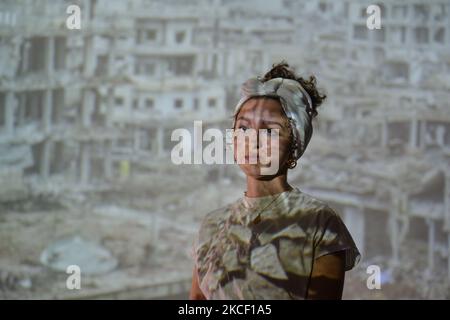 Die libysch-irische Sängerin Farah Elle mit Bildern des libyschen Krieges im Hintergrund im EPOS des Irish Emigration Museum in Dublin am Mittwoch, den 19. Mai, als Teil des neuen parallel Peace Project von Herstory, das am Welttag der kulturellen Vielfalt für Dialog und Entwicklung ins Leben gerufen wurde. Syrische, somalische, kenianische und libysche Aktivisten nahmen an einem Projekt in Dublin Teil, das die Geschichte von Frauen und Mädchen auf der irischen Insel erzählt, deren Leben von Kriegen und sozialen Konflikten heimgesucht wurde. Am Donnerstag, den 20. Mai 2021, in Dublin, Irland. (Foto von Artur Widak/NurPhoto) Stockfoto