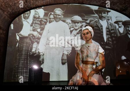 Die libysch-irische Sängerin Farah Elle mit Archivbildern irischer Einwanderer nach Amerika im Hintergrund im EPIC des Irish Emigration Museum in Dublin am Mittwoch, den 19. Mai, als Teil des neuen parallel Peace Project von Herstory, das am Welttag der kulturellen Vielfalt für Dialog und Entwicklung ins Leben gerufen wurde. Syrische, somalische, kenianische und libysche Aktivisten nahmen an einem Projekt in Dublin Teil, das die Geschichte von Frauen und Mädchen auf der irischen Insel erzählt, deren Leben von Kriegen und sozialen Konflikten heimgesucht wurde. Am Donnerstag, den 20. Mai 2021, in Dublin, Irland. (Foto von Artur Widak/NurPhoto) Stockfoto