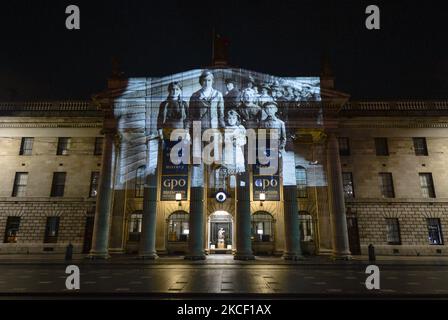 Archivbilder irischer Einwanderer nach Amerika wurden auf die Fassade des GPO in Dublin projiziert, als Teil des neuen Parallel Peace Project von Herstory in Dublin, das am Welttag für kulturelle Vielfalt für Dialog und Entwicklung ins Leben gerufen wurde. Syrische, somalische, kenianische und libysche Aktivisten nahmen an einem Projekt in Dublin Teil, das die Geschichte von Frauen und Mädchen auf der irischen Insel erzählt, deren Leben von Kriegen und sozialen Konflikten heimgesucht wurde. Am Donnerstag, den 20. Mai 2021, in Dublin, Irland. (Foto von Artur Widak/NurPhoto) Stockfoto