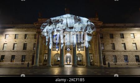 Archivbilder irischer Einwanderer nach Amerika wurden auf die Fassade des GPO in Dublin projiziert, als Teil des neuen Parallel Peace Project von Herstory in Dublin, das am Welttag für kulturelle Vielfalt für Dialog und Entwicklung ins Leben gerufen wurde. Syrische, somalische, kenianische und libysche Aktivisten nahmen an einem Projekt in Dublin Teil, das die Geschichte von Frauen und Mädchen auf der irischen Insel erzählt, deren Leben von Kriegen und sozialen Konflikten heimgesucht wurde. Am Donnerstag, den 20. Mai 2021, in Dublin, Irland. (Foto von Artur Widak/NurPhoto) Stockfoto